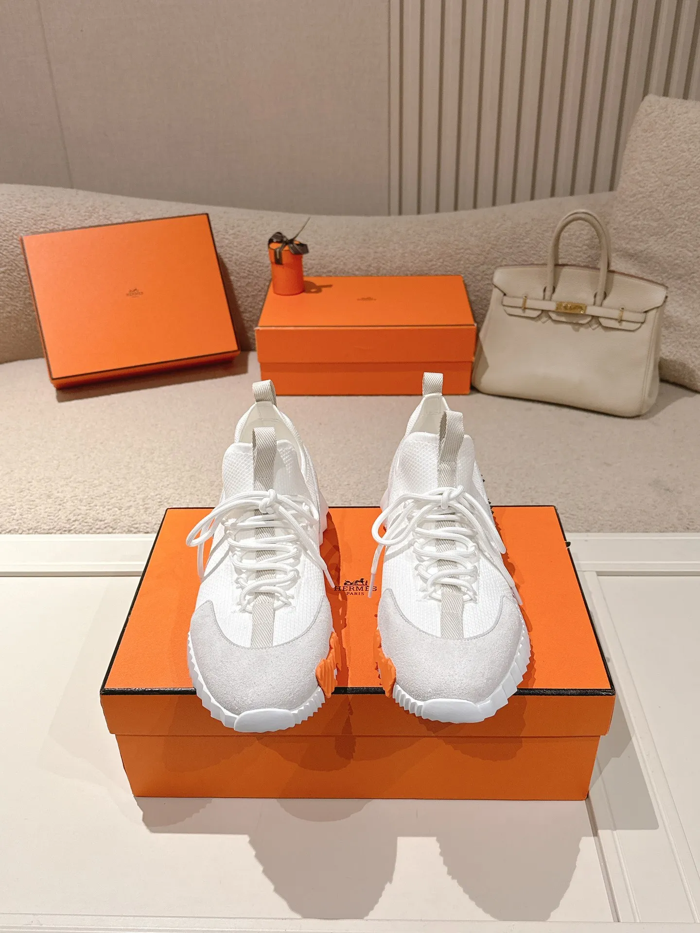 Men's men's shoes 600💰 Hermes top version # Hermès H family classic couple's casual sports shoes Couple's casual sports dad shoes combine high-tech canvas and suede goatskin, and are decorated with an exaggerated "H" letter on the rubber sole. The italic design and bright colors show vitality and continue the brand's design inspiration. Stroll around the city lightly and feel free and comfortable. Exquisitely packaged at the delivery counter 🛍📦 Fabric: Original special material and cow suede/cowhide Lining: Customized breathable mesh Outsole: Open-molded TPU+rubber foam material Bottom thickness: 3CM Size: 35-45